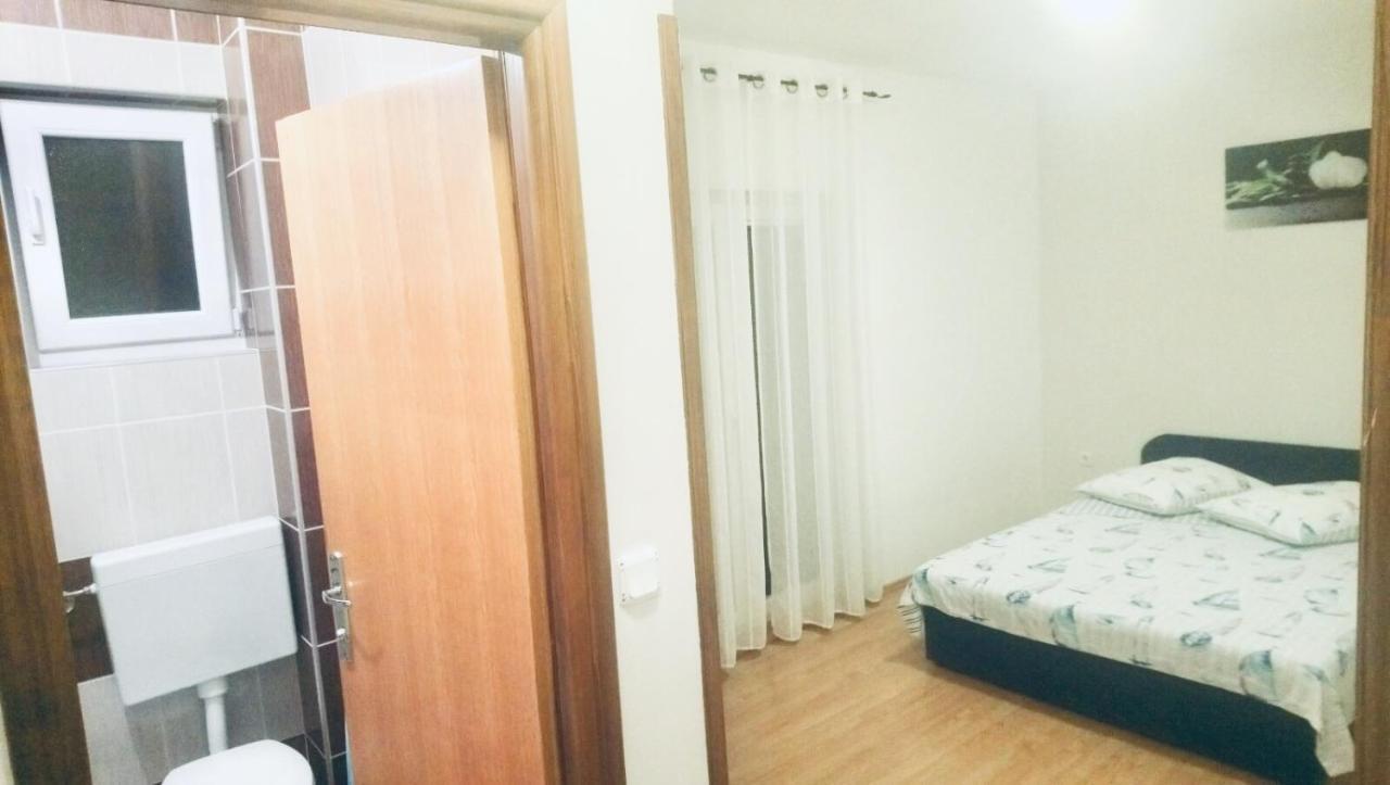 Apartmani Niko 1 Radovin Екстериор снимка